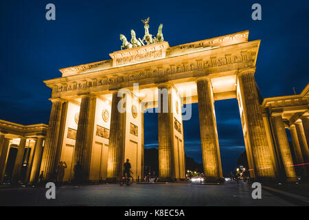 La porte de Brandebourg à la tombée de la nuit, illuminé, Pariser Platz, Berlin-mitte, Berlin, Berlin, Allemagne Banque D'Images