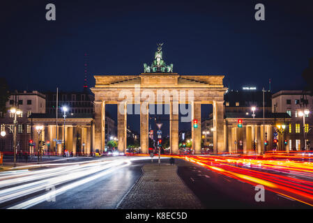 Porte de Brandebourg avec traces de lumière, illuminée la nuit, Berlin-mitte, Berlin, Allemagne Banque D'Images