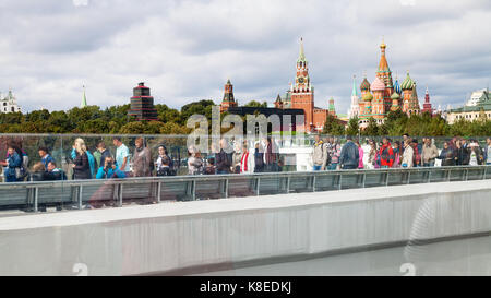 Moscou, Russie - le 16 septembre 2017 : les gens marcher sur le pont flottant de zaryadye park et voir de kremlin tower et cathédrale dans la ville de Moscou. Le parc Banque D'Images