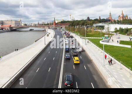 Moscou, Russie - le 16 septembre 2017 : voir ci-dessus des personnes et des voitures sur moskvoretskaya de remblai en pont flottant zaryadye park dans la ville de Moscou. Banque D'Images