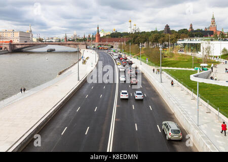 Moscou, Russie - le 16 septembre 2017 : voir ci-dessus de touristes et de voitures sur moskvoretskaya de remblai en pont flottant zaryadye park dans la ville de Moscou Banque D'Images