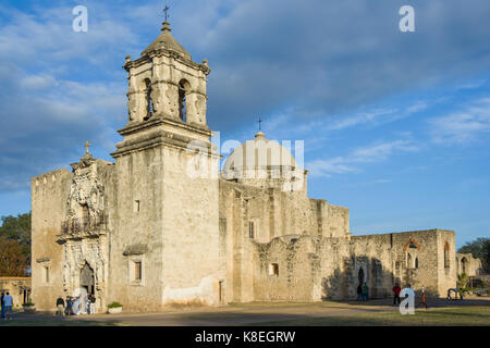 Entrée principale et façade de la mission de San Jose à San Antonio, Texas, au coucher du soleil Banque D'Images