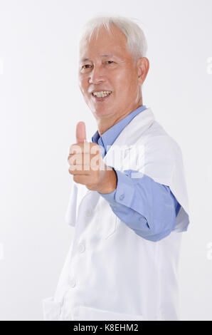 Portrait of asian lab people smiling and giving Thumbs up, debout isolé sur fond blanc. Banque D'Images