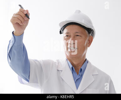 Portrait of asian ingénieur avec casque, la main sur l'espace vide, l'article isolé sur fond blanc. Banque D'Images