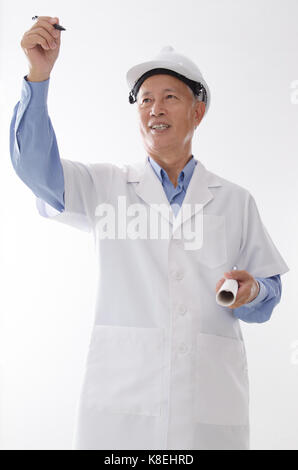 Portrait of asian ingénieur avec casque et du plan directeur, la main sur l'espace vide, l'article isolé sur fond blanc. Banque D'Images