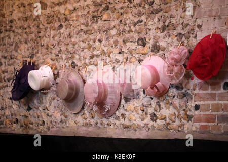 Chapeaux de mariage fixé sur une ligne de lavage pour l'affichage. Banque D'Images