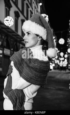 Voyage plein d'inspiration à l'époque de Noël à Florence. Portrait de femme moderne dans la région de christmas hat à Noël à Florence, Italie Banque D'Images