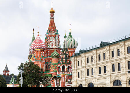 Vue de la cathédrale de Saint Basil pokrovsky (cathédrale), sur la Place Rouge de Moscou kremlin de rue varvarka en septembre Banque D'Images