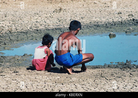 La boue craquelée et cuit dans une zone humide à la hauteur de la saison sèche. lunugamvehera , Sri lanka. Banque D'Images