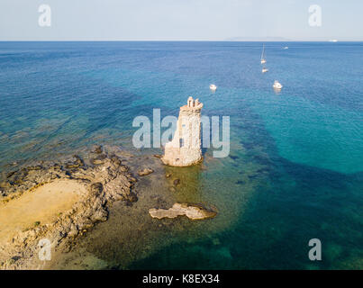 Vue aérienne de la tour génoise tour genovese, péninsule du Cap Corse, Corse, France. Littoral. Banque D'Images