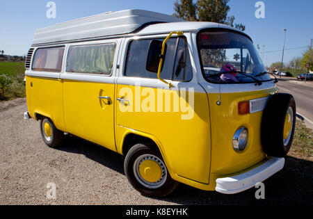 Badajoz, Espagne, le 14 mars 2015 : classic jaune volkswagen t1 van stationné à Badajoz, Espagne périphérie. mars 14, 2015. Banque D'Images