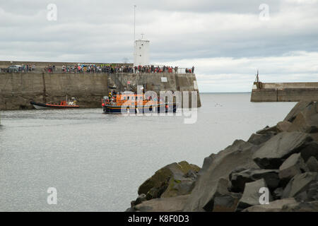 Exercice de sauvetage de la RNLI Darling grâce au lancement de Largs, Northumberland, Angleterre Banque D'Images