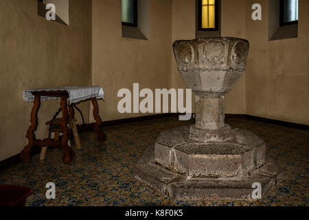 Fonts baptismaux où ils baptisés dans le seizième siècle, San Francisco Xavier, paroisse de l'Annonciation de Javier, Navarre, Espagne. Banque D'Images