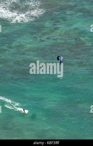 Parapente l'homme dans les eaux près de Honolulu, Hawaii Banque D'Images