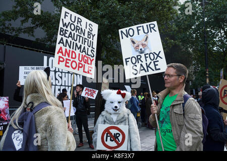 Les manifestants pour les droits des animaux pour protester contre l'utilisation de la fourrure, en dehors de la London Fashion Week show l'espace, dans le Strand, London UK. Manifestation anti fourrure. Banque D'Images