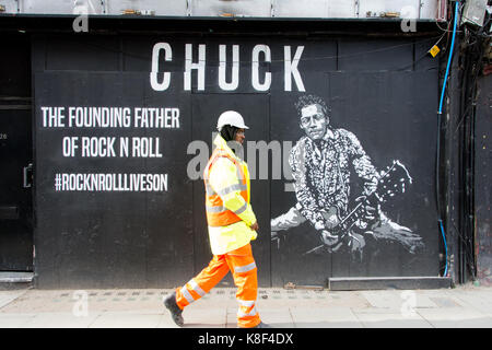 Une peinture murale représentant Charles Edward Anderson Berry (Chuck Berry) sur Denmark Street, la maison du rock and roll, dans le West End de Londres. Banque D'Images