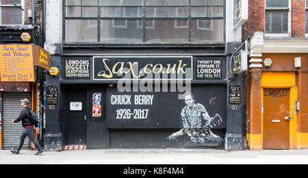 Une peinture murale représentant Charles Edward Anderson Berry (Chuck Berry) sur Denmark Street, la maison du rock and roll, dans le West End de Londres. Banque D'Images