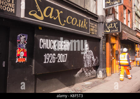 Une murale sur Denmark Street célébrant le père fondateur du Rock and Roll, Charles Edward Anderson Berry (AKA Chuck Berry). Banque D'Images