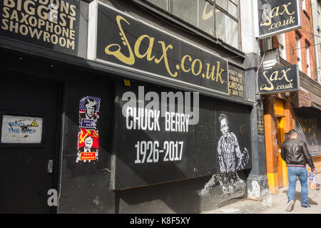 Une murale sur Denmark Street célébrant le père fondateur du Rock and Roll, Charles Edward Anderson Berry (AKA Chuck Berry). Banque D'Images