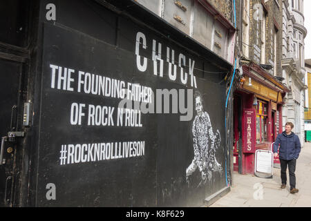 Une murale sur Denmark Street célébrant le père fondateur du Rock and Roll, Charles Edward Anderson Berry (AKA Chuck Berry). Banque D'Images