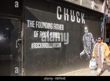 Une murale sur Denmark Street célébrant le père fondateur du Rock and Roll, Charles Edward Anderson Berry (AKA Chuck Berry). Banque D'Images