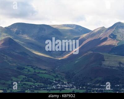 Swinside allumé par des bandes de lumière, Lake District, Cumbria, Royaume-Uni Banque D'Images