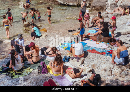 Crawded et petite plage, calanque de Sugiton,parc national des calanques, dans le sud de la france Banque D'Images