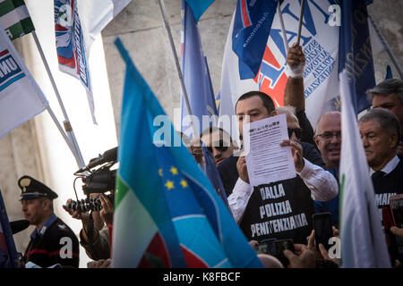 Rome, Italie. Sep 19, 2017. secrétaire de la ligue du nord Matteo Salvini répond aux manifestants de la police pénitentiaire, le 19 septembre 2017 à Rome, Italie. la police pénitentiaire (polizia penitenziaria) protestent à Rome pour obtenir de meilleures conditions de travail. Ils sont responsables de la loi et l'ordre dans le système pénitentiaire italien. crédit : andrea ronchini /pacific press/Alamy live news Banque D'Images