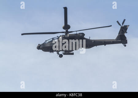 Londres, Royaume-Uni. 19 septembre 2017. Un hélicoptère militaire Apache boeing AH-64 utilisé pour le combat par l'armée américaine et britannique lors d'un vol d'entraînement au-dessus de Hammersmith London Credit: amer ghazzal/Alamy Live News Banque D'Images