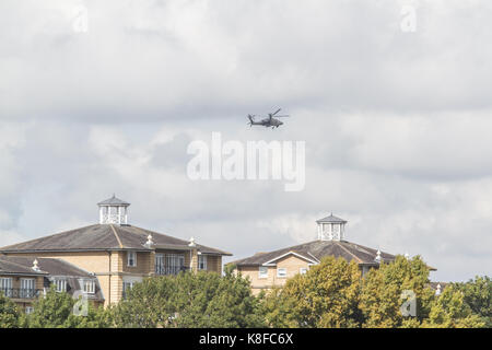 Londres, Royaume-Uni. 19 septembre 2017. Un hélicoptère militaire Apache boeing AH-64 utilisé pour le combat par l'armée américaine et britannique lors d'un vol d'entraînement au-dessus de Hammersmith London Credit: amer ghazzal/Alamy Live News Banque D'Images