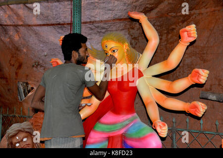 Dhaka, Bangladesh. Sep 19, 2017 artistes. Travailler sur les idoles des déesses hindous pour le prochain festival durga puja à Dhaka, Bangladesh, sept. 19, 2017. durga puja est une des plus grandes fêtes hindoues qui implique l'adoration de la Déesse Durga qui symbolise la puissance et le triomphe du bien sur le mal dans la mythologie hindoue. crédit : salim reza/Xinhua/Alamy live news Banque D'Images