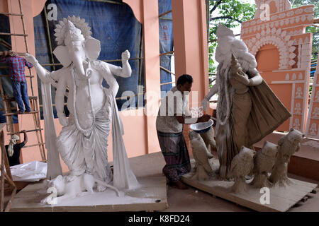 Dhaka, Bangladesh. Sep 19, 2017. un artiste travaille sur une idole d'une déesse hindoue Durga puja pour le prochain festival à Dhaka, Bangladesh, sept. 19, 2017. durga puja est une des plus grandes fêtes hindoues qui implique l'adoration de la Déesse Durga qui symbolise la puissance et le triomphe du bien sur le mal dans la mythologie hindoue. crédit : salim reza/Xinhua/Alamy live news Banque D'Images