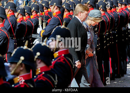 La Haye, Pays-Bas. Sep 19, 2017. dutch roi Willem-Alexander (c) et de la reine maxima entrez dans la salle des chevaliers (ridderzaal) où le roi va ouvrir l'année parlementaire en lisant le 'speech du trône" à la Haye, aux Pays-Bas, sept. 19, 2017. l'ouverture traditionnelle de l'année parlementaire aux Pays-Bas était d'une façon comme d'habitude le mardi à La Haye, mais aussi parce que différentes roi néerlandais Willem-Alexander a publié un message d'un gouvernement sortant. crédit : rick nederstigt/Xinhua/Alamy live news Banque D'Images