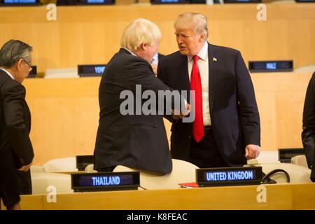 Le président américain Donald Trump, droite, serre la main du ministre britannique des affaires étrangères et du Commonwealth, Boris Johnson, avant le début d'une session sur "formant l'Organisation des Nations unies : la gestion, la sécurité et le développement au cours de la réunion de la 72e session de l'assemblée générale des Nations unies le 18 septembre 2017 à new york. Banque D'Images