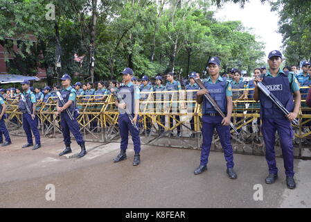 Dhaka, Bangladesh. Sep 19, 2017 policeperson bangladais. monte la garde en face de Dhaka's United Nations Office pendant le mouvement de la solidarité des peuples militant du parti manifestation demandant arrêter le génocide sur les Rohingyas au Myanmar à agargaon à Dhaka, Bangladesh, le 19 septembre, 2017 Crédit : mamunur rashid/Alamy live news Banque D'Images