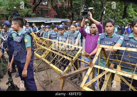 Dhaka, Bangladesh. Sep 19, 2017 policeperson bangladais. monte la garde en face de Dhaka's United Nations Office pendant le mouvement de la solidarité des peuples militant du parti manifestation demandant arrêter le génocide sur les Rohingyas au Myanmar à agargaon à Dhaka, Bangladesh, le 19 septembre, 2017 Crédit : mamunur rashid/Alamy live news Banque D'Images