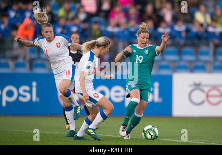 Usti nad Labem, République tchèque. Sep 19, 2017. L'Allemagne's svenja huth (r) en action contre la République tchèque Tereza krejcirikova (l) au cours de la women's soccer championnats du monde groupe de qualifications stades match entre l'Allemagne et la République tchèque dans la région de Usti nad Labem, République tchèque, 19 septembre 2017. crédit : Sebastian kahnert/dpa-zentralbild/dpa/Alamy live news Banque D'Images