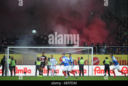 Kiel, Allemagne. Sep 19, 2017 feux de Bengale. le sont par les fans à la Bundesliga allemande deuxième match de foot entre Holstein Kiel et FC ST PAULI. dans le holstein-Stadion à Kiel, Allemagne, 19 septembre 2017. (Conditions d'embargo - attention : en raison de la lignes directrices d'accréditation, le LDF n'autorise la publication et l'utilisation de jusqu'à 15 photos par correspondance sur internet et dans les médias en ligne pendant le match.) crédit : axel heimken/dpa/Alamy live news Banque D'Images