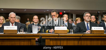 Washington DC, États-Unis. 19 septembre 2017. De gauche à droite : le secrétaire de la Marine américaine Richard V. Spencer; l'amiral John M. Richardson, USN, chef des opérations navales; Et John H. Pendleton, directeur, structure de la Force de défense Et Questions de préparation, Bureau de responsabilité gouvernementale, a témoigné devant le Comité sénatorial des services armés des États-Unis sur les « Récents Incidents de la Marine américaine en mer » sur Capitol Hill à Washington, DC le mardi 19 septembre 2017. L'audience porte sur les deux collisions distinctes avec l'USS Fitzgerald et l'USS John S. McCain qui ont entraîné la perte de 17 US Sailo Banque D'Images