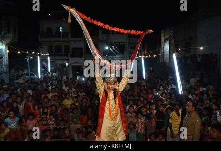 Allahabad, Uttar Pradesh, Inde. 19 septembre 2017. Allahabad : un jeune artiste indien habillé comme Hindou Gods Rama exécute un drame traditionnel de RAM Leela, qui raconte la vie de Hindou god Rama, en célébrant le Festival de Dussehra dans la région de Daraganj à Allahabad le 19 septembre 2017. Dussehra est également cité à Vijayadashami, un festival qui signifie le triomphe du bien sur le mal. Credit: Prabhat Kumar Verma/ZUMA Wire/Alamy Live News Banque D'Images