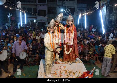 Allahabad, Uttar Pradesh, Inde. 19 septembre 2017. Allahabad: De jeunes artistes indiens habillés comme Hindou Gods Rama (c) son frère Laxman(L) et Sita(R) exécutent un drame traditionnel RAM Leela, qui raconte la vie de hindou god Rama, en célébrant le festival de Dussehra dans la région de Daraganj à Allahabad le 19 septembre 2017. Dussehra est également cité à Vijayadashami, un festival qui signifie le triomphe du bien sur le mal. Credit: Prabhat Kumar Verma/ZUMA Wire/Alamy Live News Banque D'Images