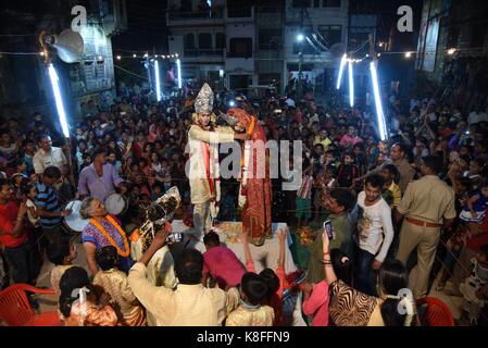 Allahabad, Uttar Pradesh, Inde. 19 septembre 2017. Allahabad: De jeunes artistes indiens habillés comme Hindou Gods Rama (c) son frère Laxman(L) et Sita(R) exécutent un drame traditionnel RAM Leela, qui raconte la vie de hindou god Rama, en célébrant le festival de Dussehra dans la région de Daraganj à Allahabad le 19 septembre 2017. Dussehra est également cité à Vijayadashami, un festival qui signifie le triomphe du bien sur le mal. Credit: Prabhat Kumar Verma/ZUMA Wire/Alamy Live News Banque D'Images