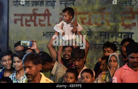 Allahabad, Uttar Pradesh, Inde. 19 septembre 2017. Allahabad: De jeunes artistes indiens habillés comme Hindou Gods Rama (c) son frère Laxman(L) et Sita(R) exécutent un drame traditionnel RAM Leela, qui raconte la vie de hindou god Rama, en célébrant le festival de Dussehra dans la région de Daraganj à Allahabad le 19 septembre 2017. Dussehra est également cité à Vijayadashami, un festival qui signifie le triomphe du bien sur le mal. Credit: Prabhat Kumar Verma/ZUMA Wire/Alamy Live News Banque D'Images