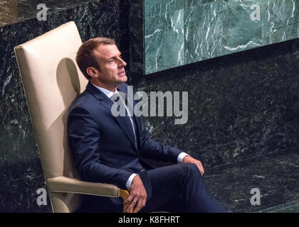 New York, USA. Sep 19, 2017. Le président français, Emmanuel Macron est assise sur un fauteuil de cérémonie avant d'aborder la séance d'ouverture de la 72e Assemblée Générale des Nations Unies. Credit : Enrique Shore/Alamy Live News Banque D'Images