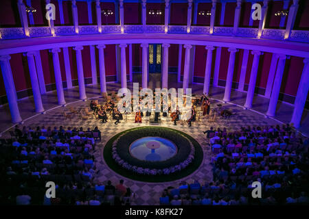 Athènes, en grec. Sep 8, 2017. Membres de l'orchestre des jeunes turcs-grec (gtyo) exécuter au zappeion hall à Athènes, en grec, sur sept. 8, 2017. Il y a 10 ans, Leni konialidis a réuni un groupe de jeunes musiciens grecs et turcs avec la conviction qu'à travers la musique, des rivalités de longue date pourraient être surmontés et l'amitié de s'épanouir. Dix ans plus tard, l'orchestre des jeunes turcs-grec (gtyo) a visité la Grèce pour sa dixième année en septembre comme un exemple de dialogue interculturel qui construit des ponts de la communication sur la mer Égée. crédit : lefteris partsalis/Xinhua/Alamy live news Banque D'Images