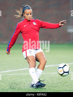 Cincinnati, Ohio, USA. Sep 19, 2017. USA l'avant Mallory Pugh (2) se réchauffe avant d'affronter la Nouvelle-Zélande dans leur match à Nippert Stadium. Cincinnati, Ohio. Brent Clark/Alamy Live News Banque D'Images