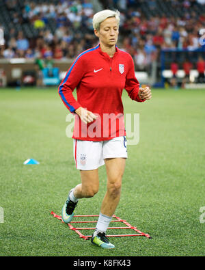 Cincinnati, Ohio, USA. Sep 19, 2017. USA demie Megan Rapinoe (15) se réchauffe avant d'affronter la Nouvelle-Zélande dans leur match à Nippert Stadium. Cincinnati, Ohio. Brent Clark/Alamy Live News Banque D'Images