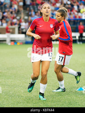 Cincinnati, Ohio, USA. Sep 19, 2017. USA l'avant Alex Morgan (13) se réchauffe avant d'affronter la Nouvelle-Zélande dans leur match à Nippert Stadium. Cincinnati, Ohio. Brent Clark/Alamy Live News Banque D'Images