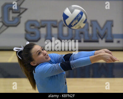 Usa. Sep 19, 2017. SPORTS -- Cleveland's Kenley Vote définit le ballon pendant le match avec le Sandia à Cleveland le Mardi, Septembre 19, 2017. Credit : Greg Sorber/Albuquerque Journal/ZUMA/Alamy Fil Live News Banque D'Images