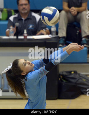 Usa. Sep 19, 2017. SPORTS -- Cleveland's Kenley Vote définit le ballon pendant le match avec le Sandia à Cleveland le Mardi, Septembre 19, 2017. Credit : Greg Sorber/Albuquerque Journal/ZUMA/Alamy Fil Live News Banque D'Images